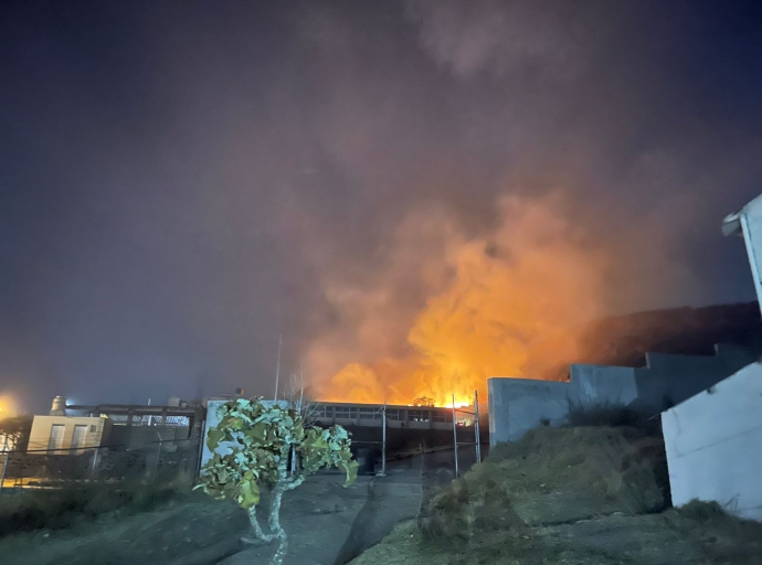 En peligro casas habitacionales por incendio de pastizal en Atlixco 